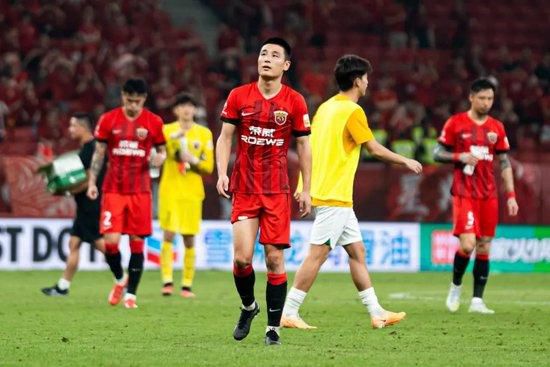 这当然不是西方人所熟悉的、寂静无声的中国，这是把所谓贫困的奇观(spectacleofpoverty)搬上银幕，也就是把中国人口多的历史事实，以及中国在进入现代化之前的杂乱无章情形，给西方人瞧瞧(令人联想到安东尼奥尼二十几年前的记录片《中国》)。